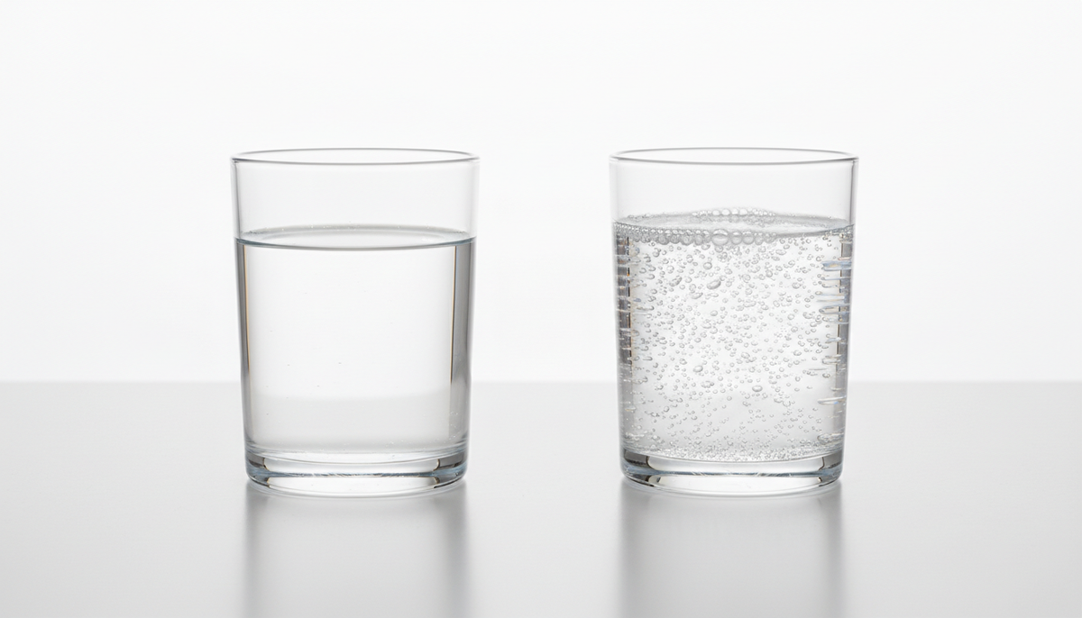 deux verres eau plate vs eau hydrogénée comparaison micro-bulles H2