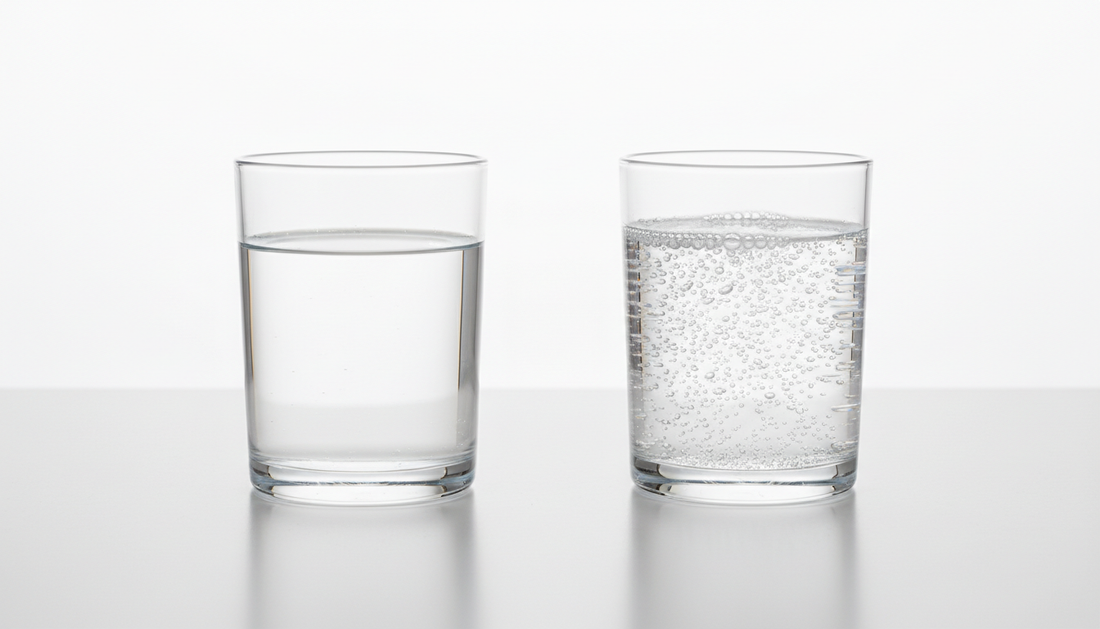 deux verres eau plate vs eau hydrogénée comparaison micro-bulles H2